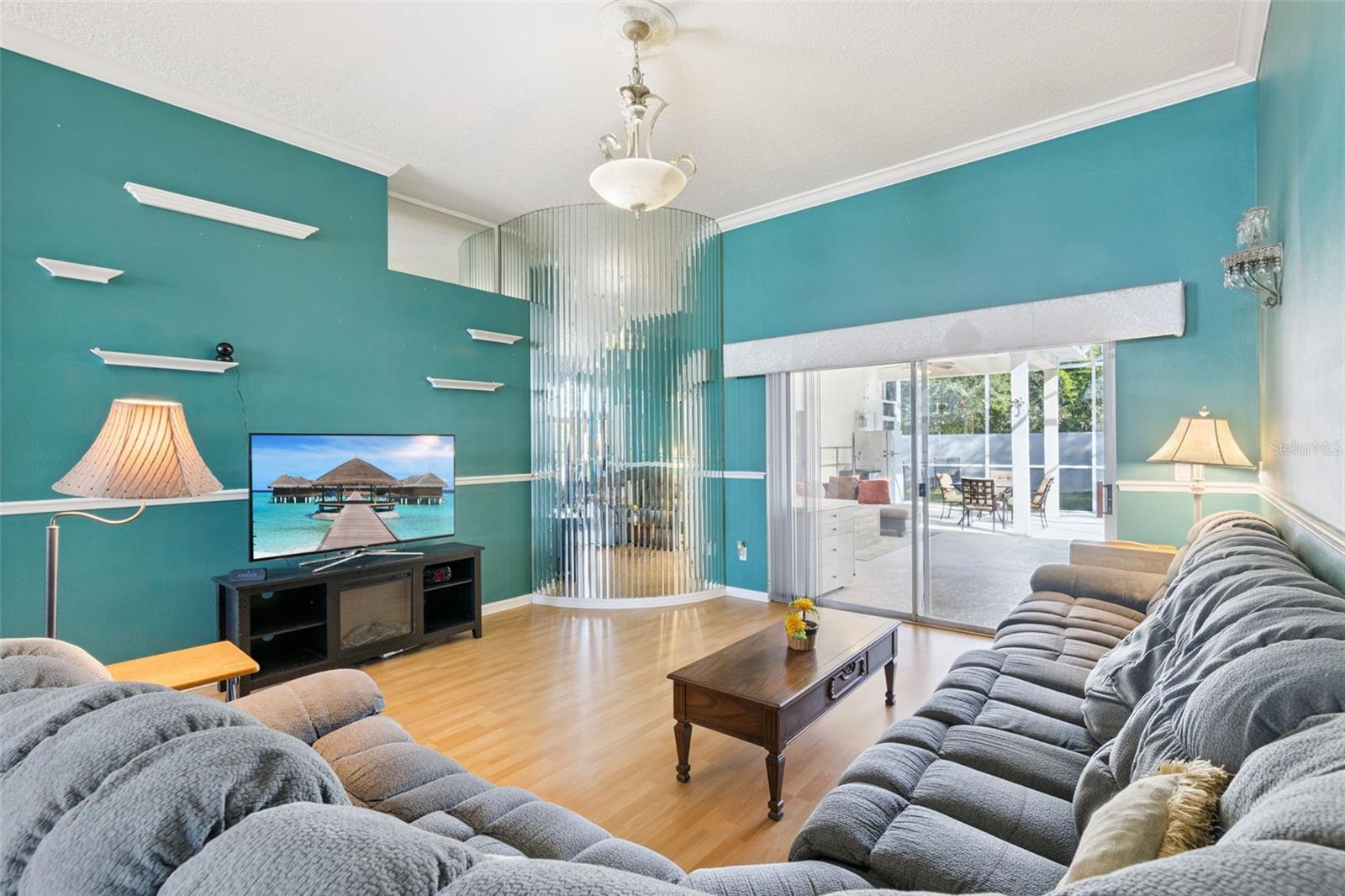 2087 WESTBOURNE DRIVE