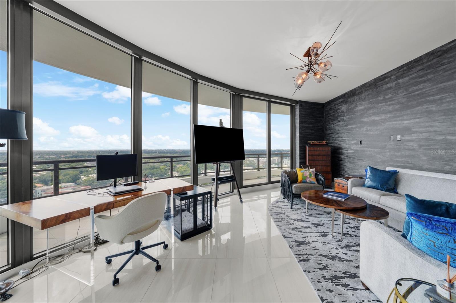 C9W | HYDE PARK HOUSE CONDOMINIUM - Residential