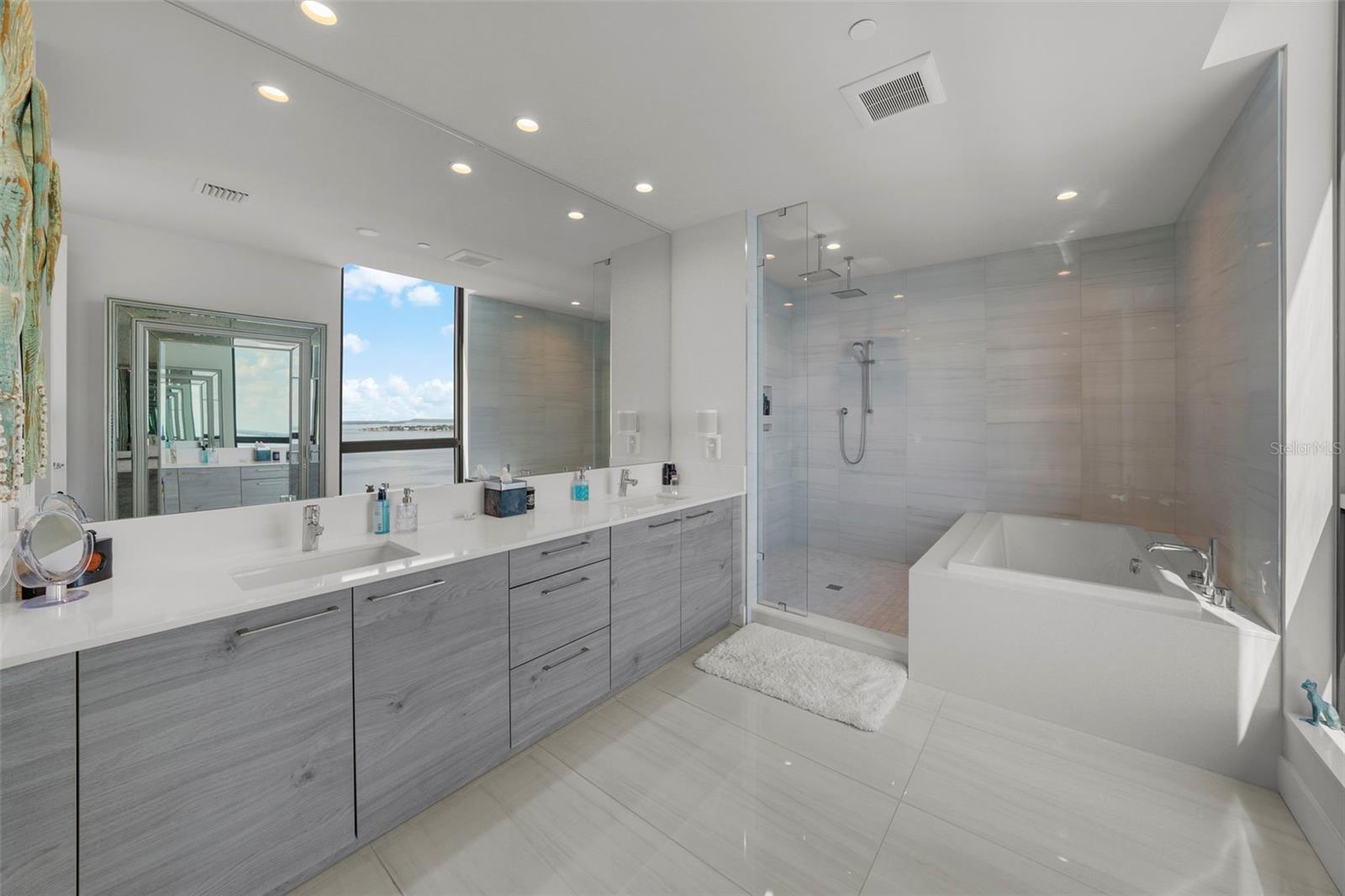 C9W | HYDE PARK HOUSE CONDOMINIUM - Residential