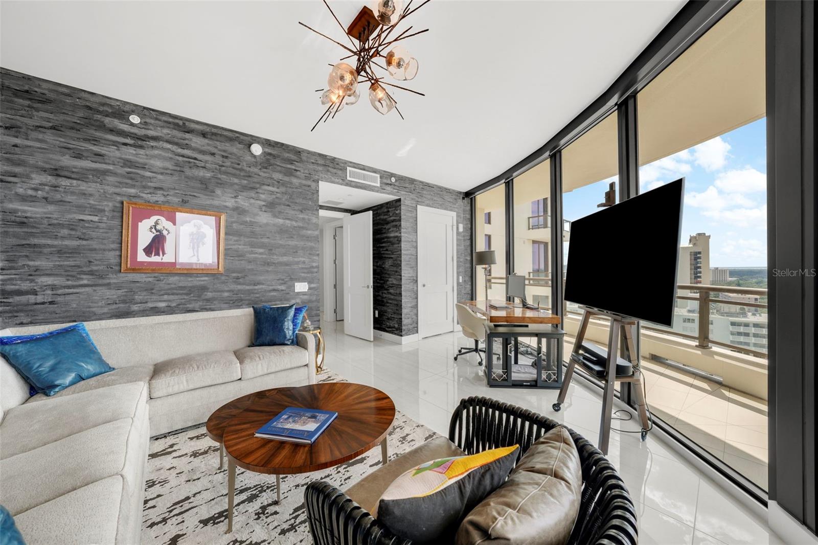 C9W | HYDE PARK HOUSE CONDOMINIUM - Residential