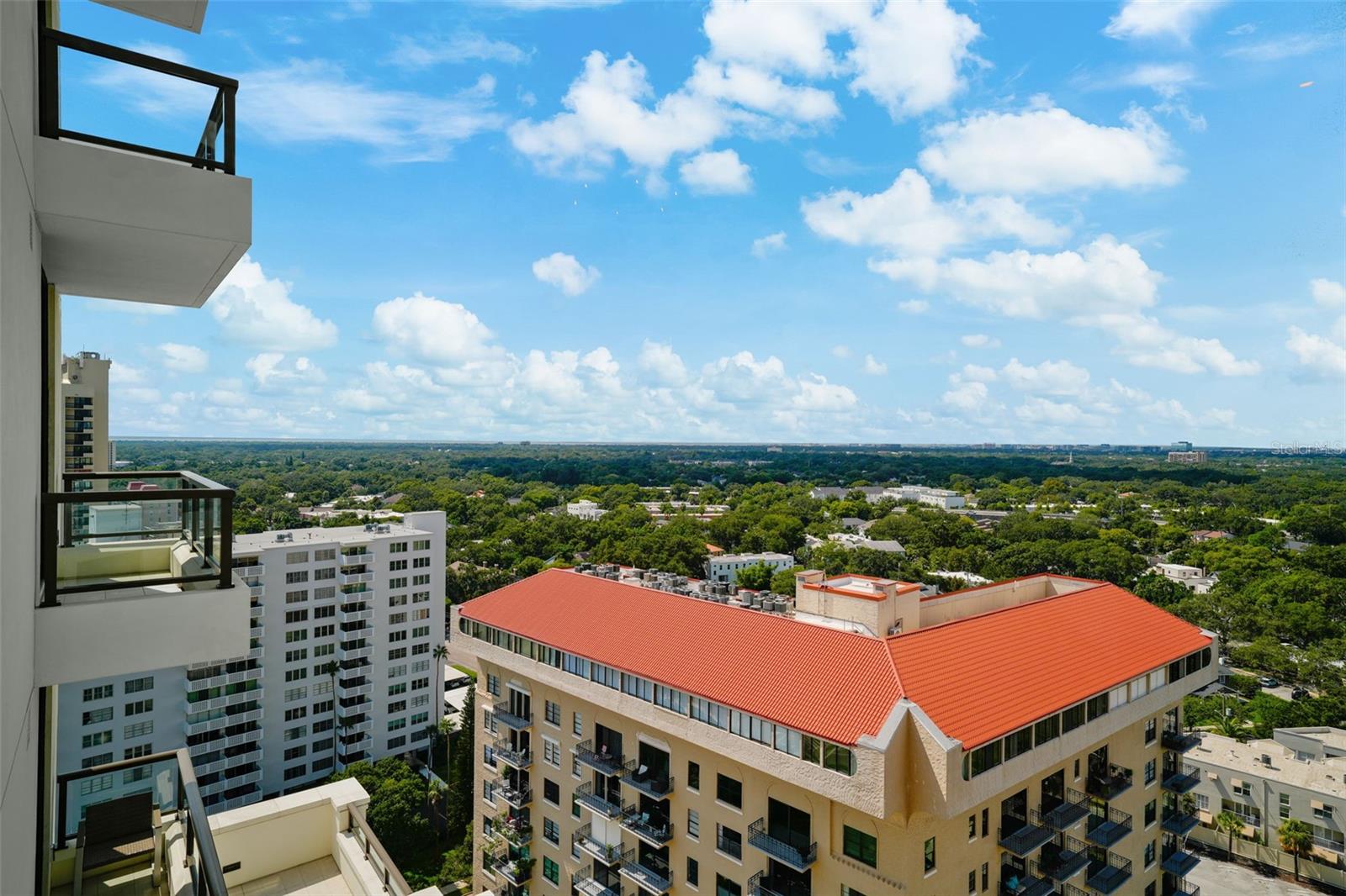 C9W | HYDE PARK HOUSE CONDOMINIUM - Residential