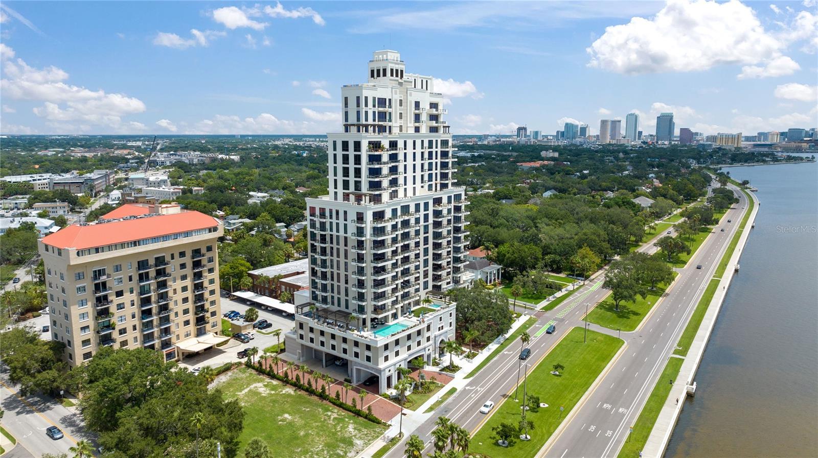 C9W | HYDE PARK HOUSE CONDOMINIUM - Residential