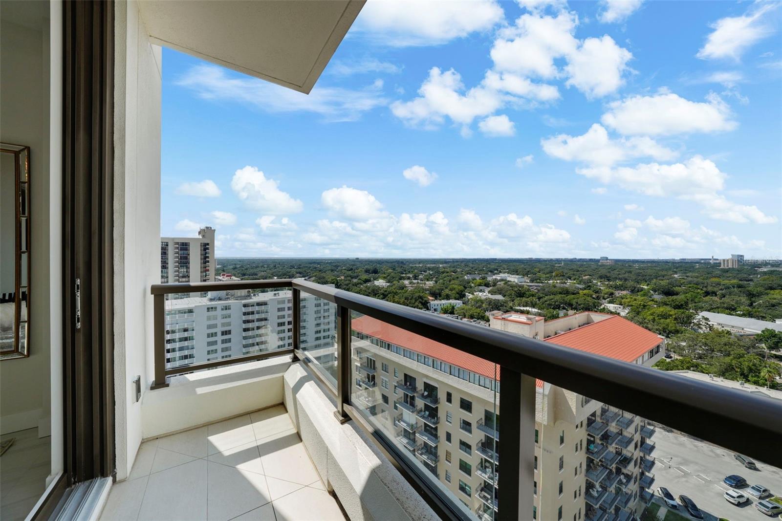 C9W | HYDE PARK HOUSE CONDOMINIUM - Residential