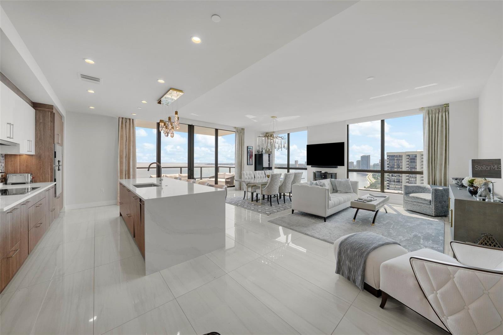 C9W | HYDE PARK HOUSE CONDOMINIUM - Residential