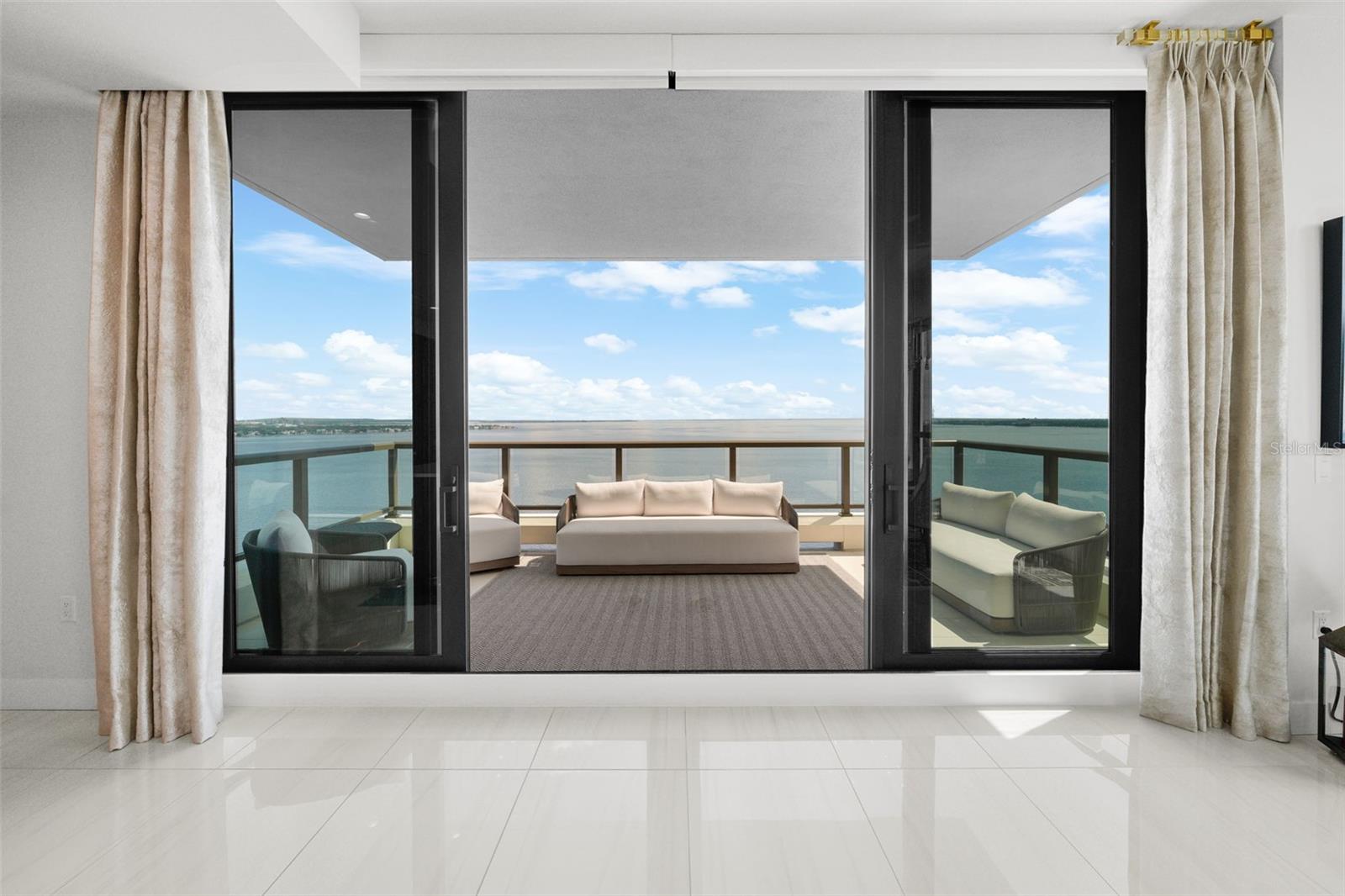 C9W | HYDE PARK HOUSE CONDOMINIUM - Residential