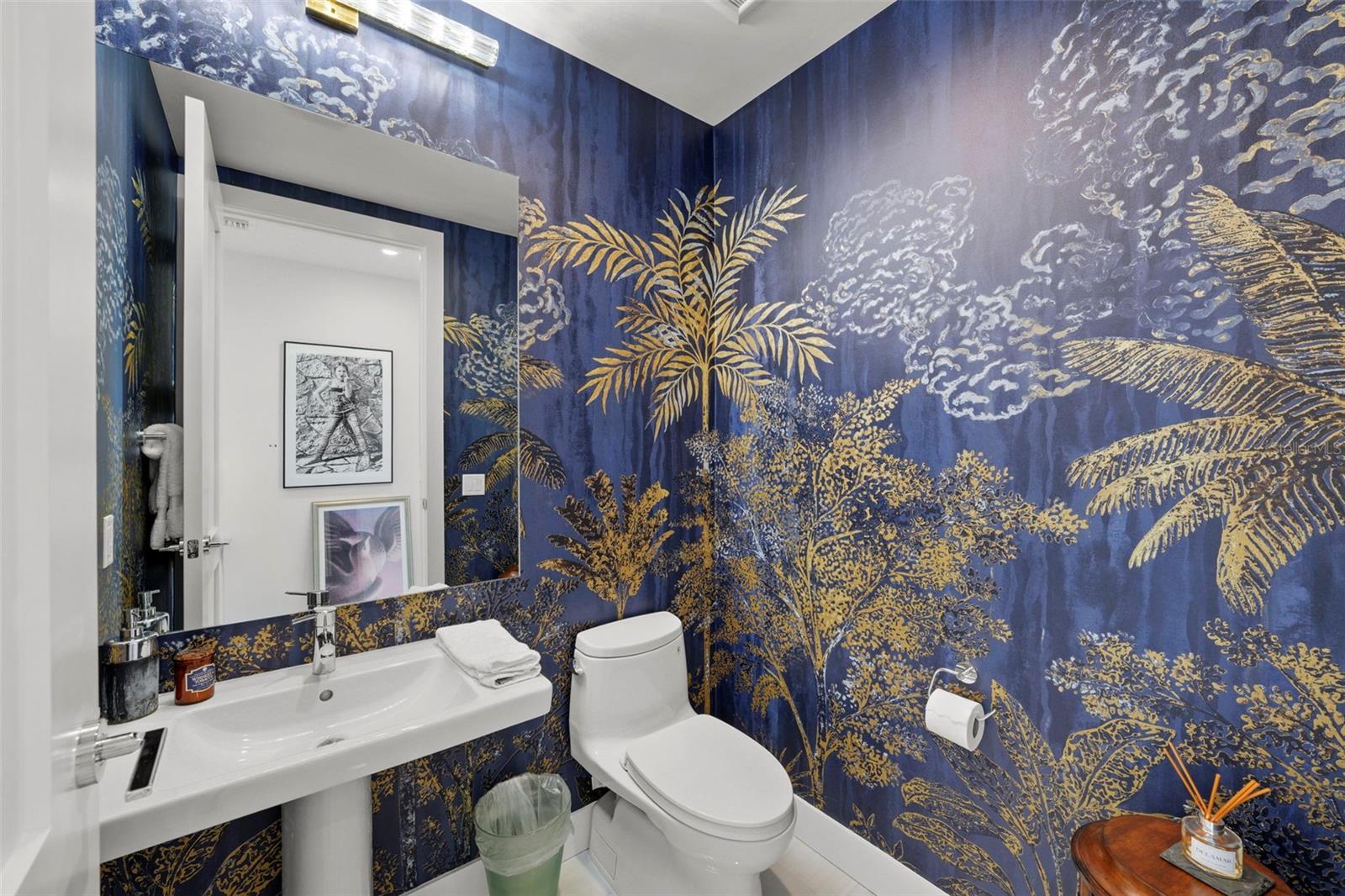 C9W | HYDE PARK HOUSE CONDOMINIUM - Residential