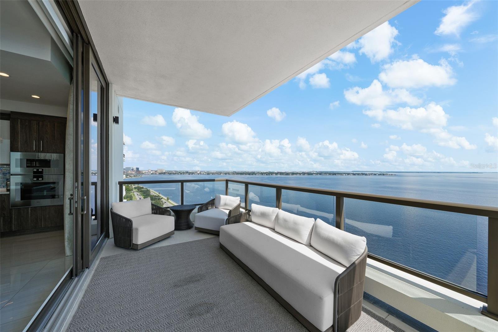 C9W | HYDE PARK HOUSE CONDOMINIUM - Residential