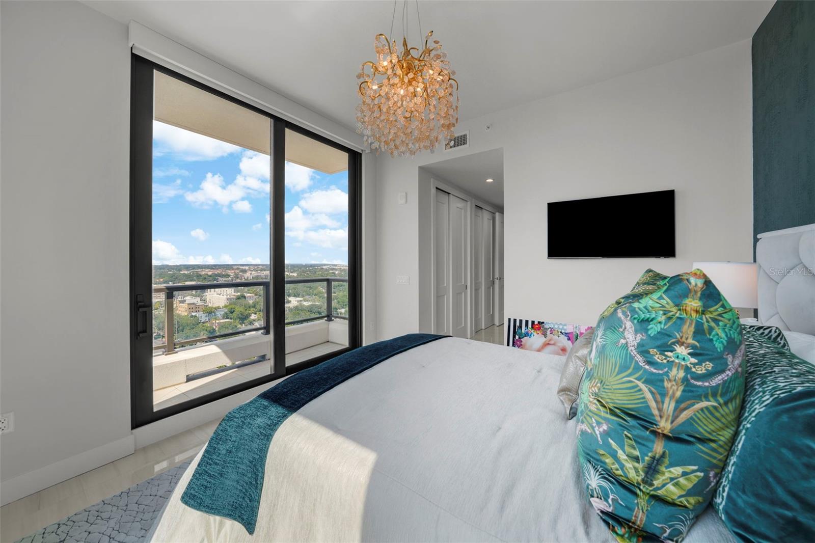 C9W | HYDE PARK HOUSE CONDOMINIUM - Residential