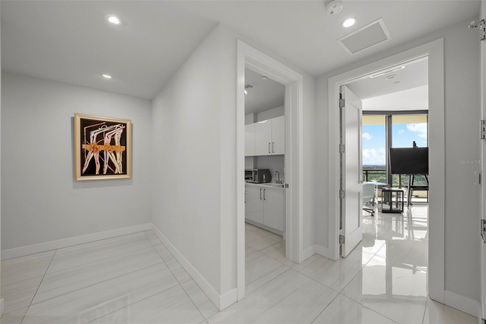 C9W | HYDE PARK HOUSE CONDOMINIUM - Residential