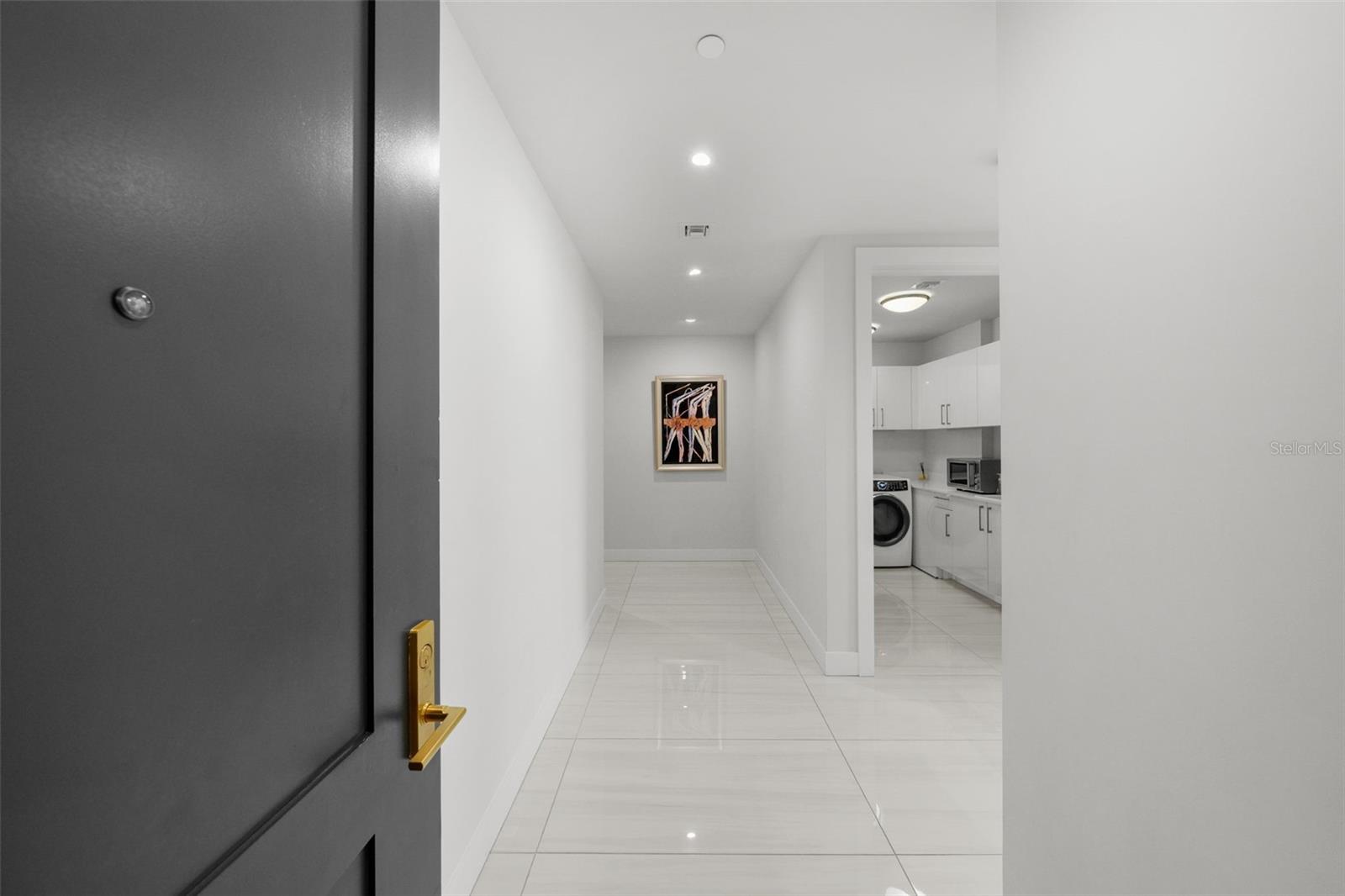 C9W | HYDE PARK HOUSE CONDOMINIUM - Residential