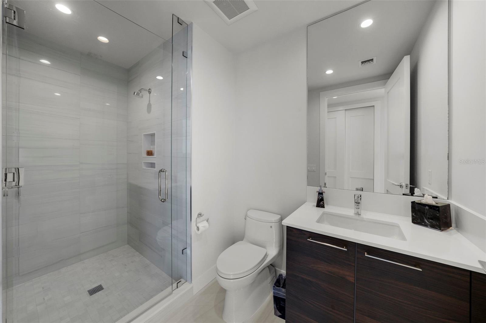 C9W | HYDE PARK HOUSE CONDOMINIUM - Residential