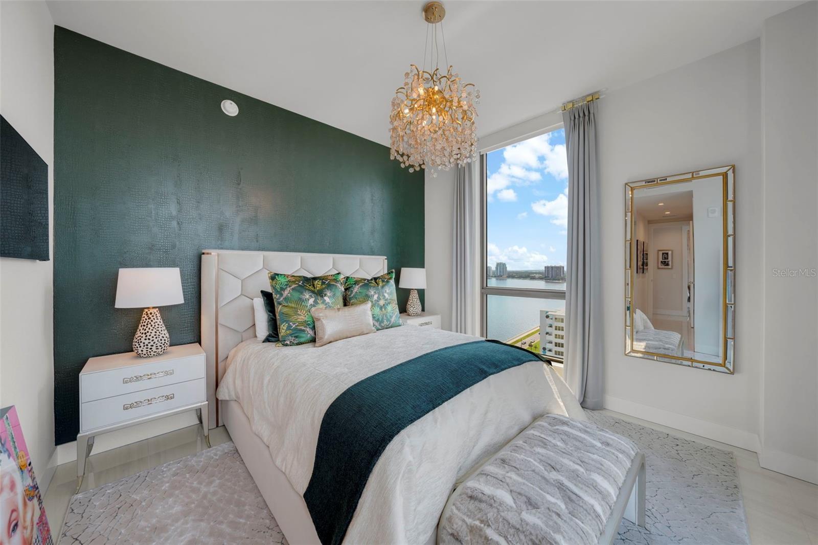 C9W | HYDE PARK HOUSE CONDOMINIUM - Residential