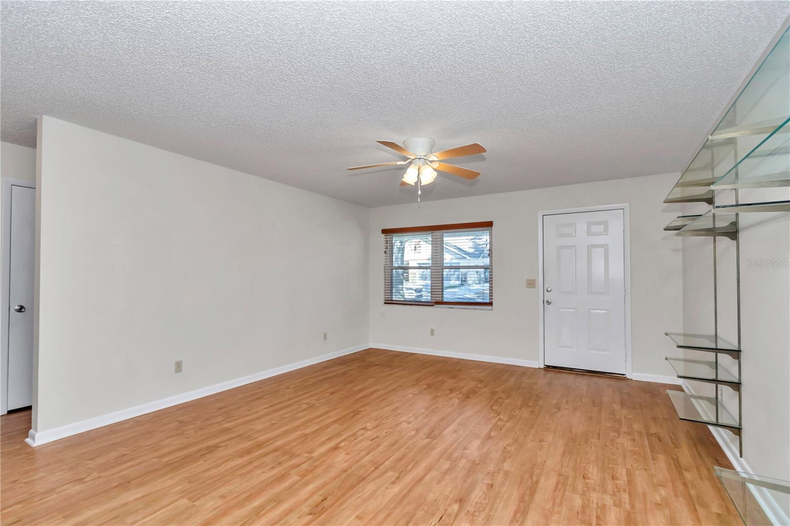 CIRCLE SQUARE WOODS Y - Residential