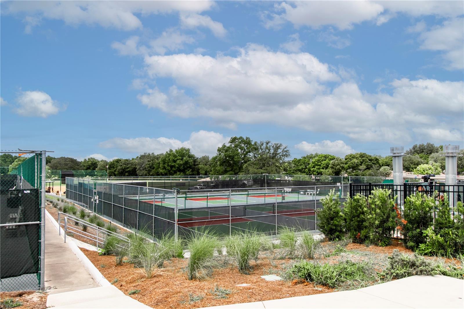 CIRCLE SQUARE WOODS Y - Residential