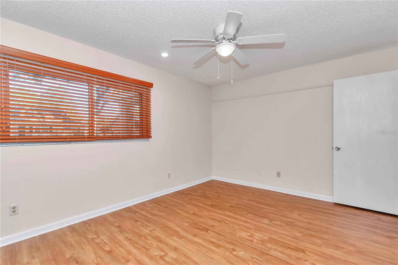 CIRCLE SQUARE WOODS Y - Residential