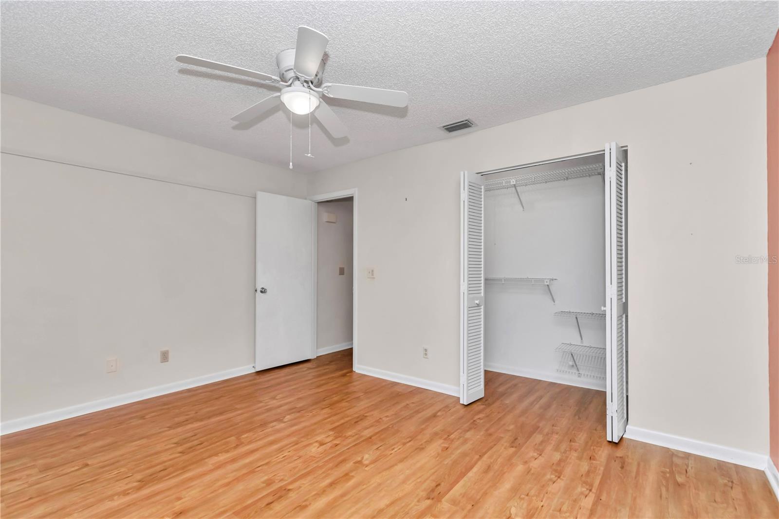 CIRCLE SQUARE WOODS Y - Residential