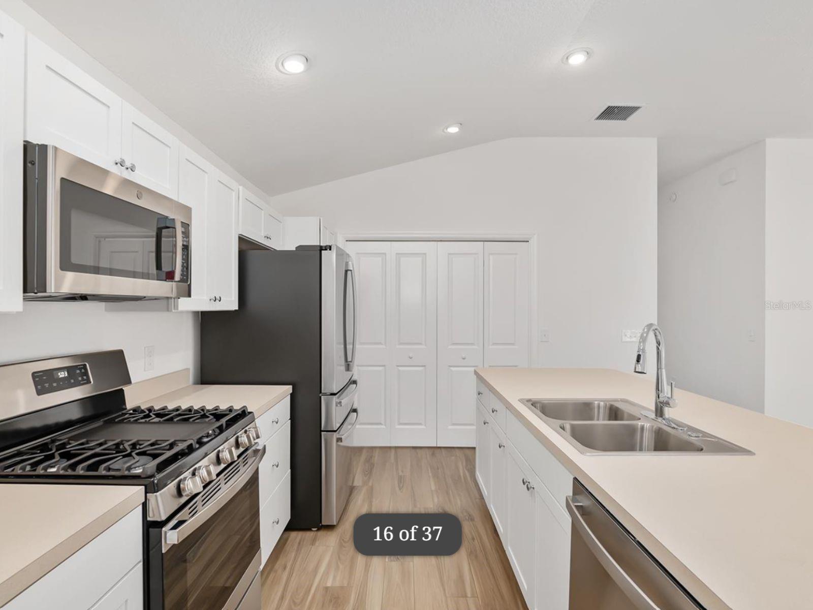 VILLAGES OF SHADY BROOK - Residential Lease