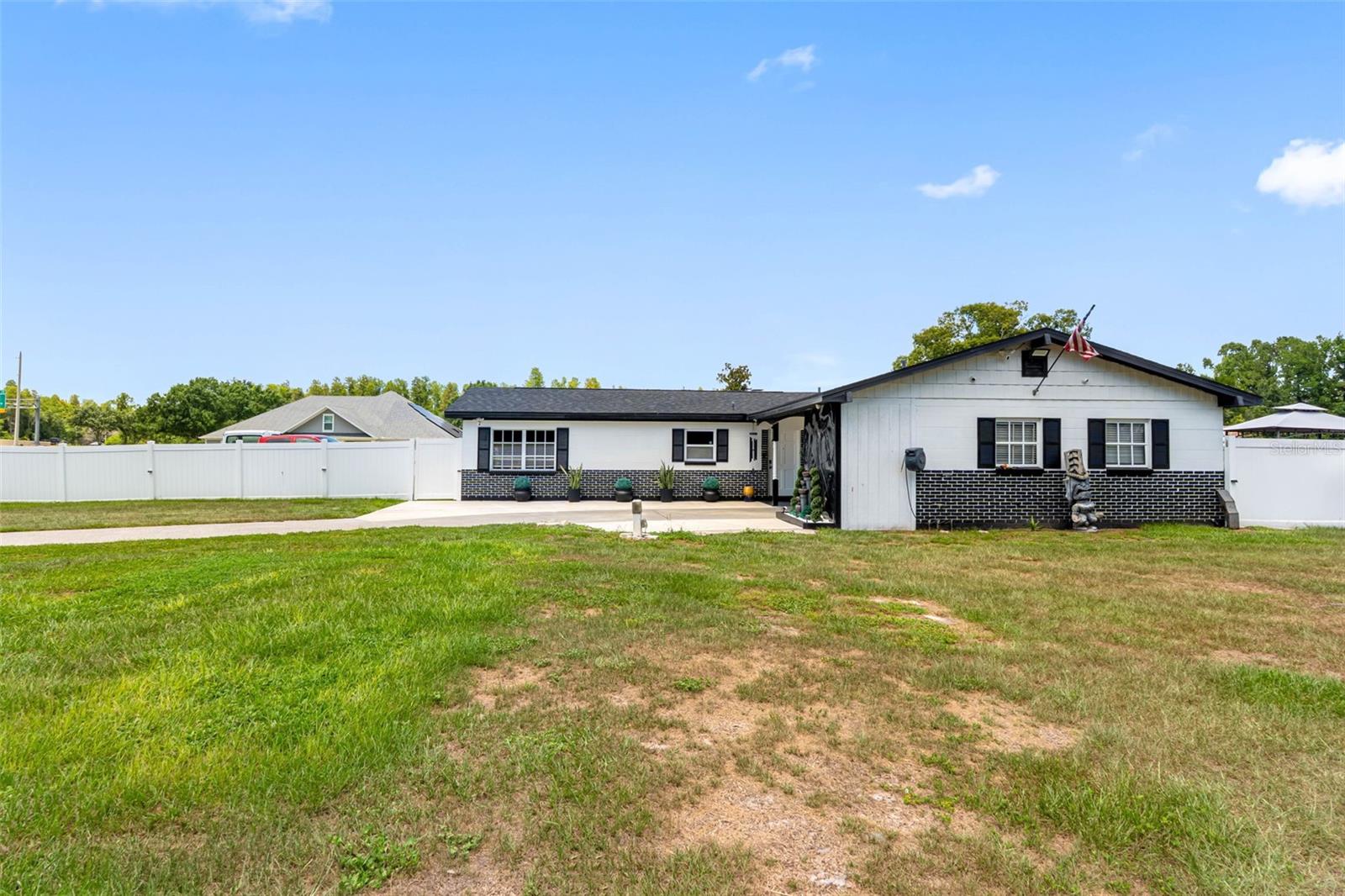 5515 LAKE LE CLARE ROAD