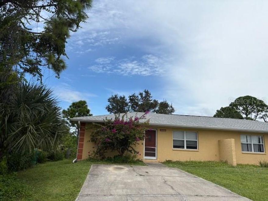 NICE FLOORPLAN WITH EAT-IN KITCHEN, INSIDE LAUNDRY, BEDROOMS SPLIT BY BATH BETWEEN .... TILE FLOORS & PARTIALLY FENCED BACKYARD!