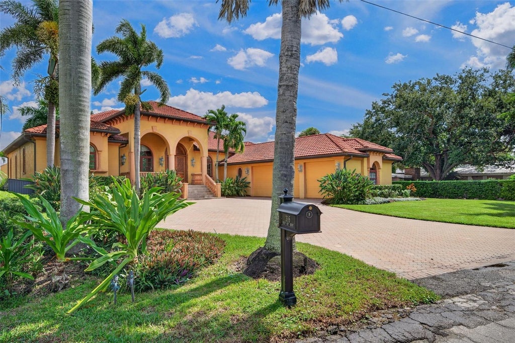 Photo of 316 W Bay Drive, Venice, FL 34285 (MLS # A4708972)