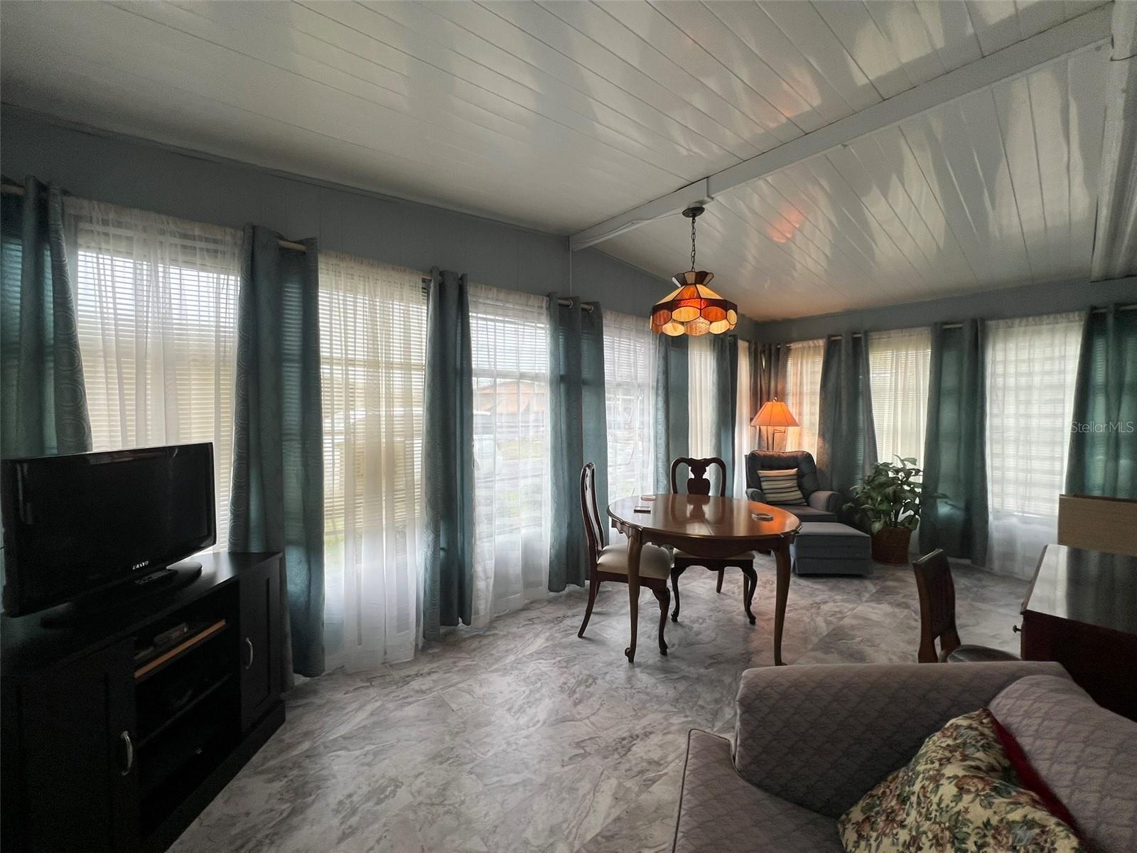 FLORAL LAKES - Residential