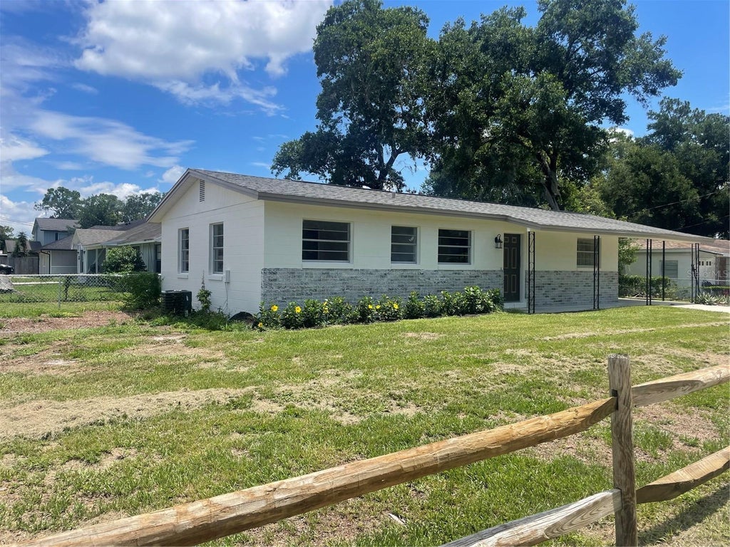 Photo of 611 Orange Avenue, Longwood, FL 32750 (MLS # O6417043)
