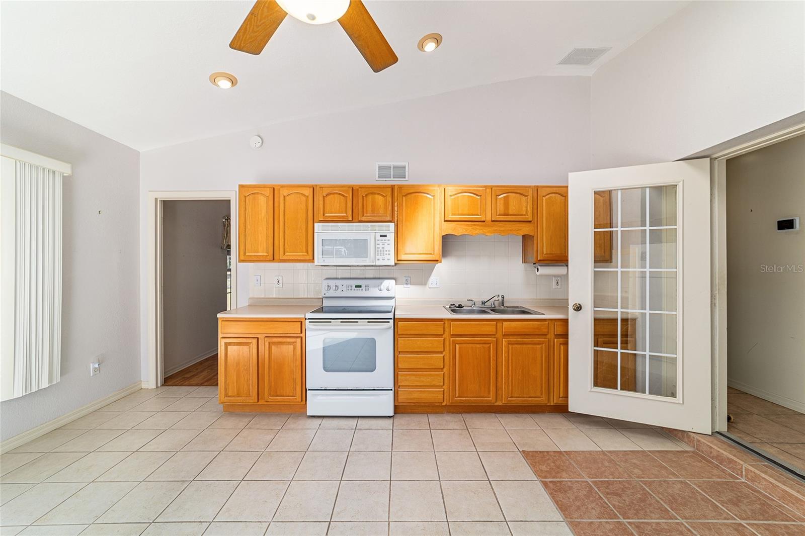 THOROUGHBRED ACRES - Residential