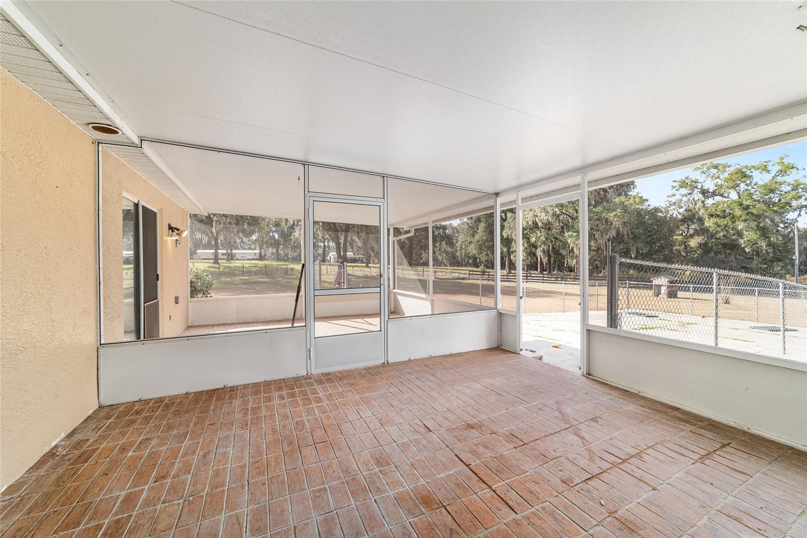 THOROUGHBRED ACRES - Residential