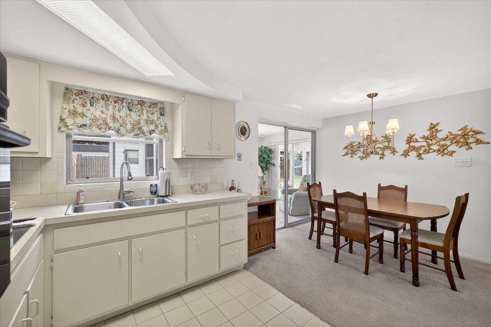 COLONIAL MANOR - Residential