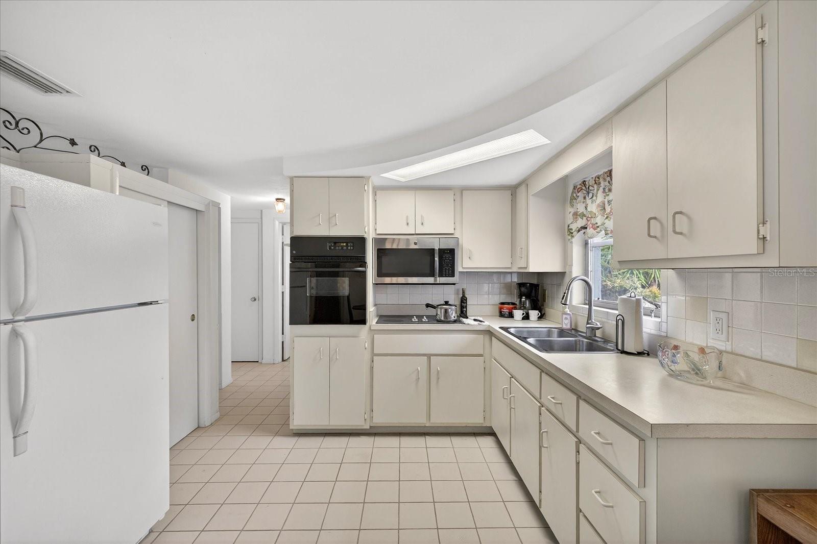 COLONIAL MANOR - Residential