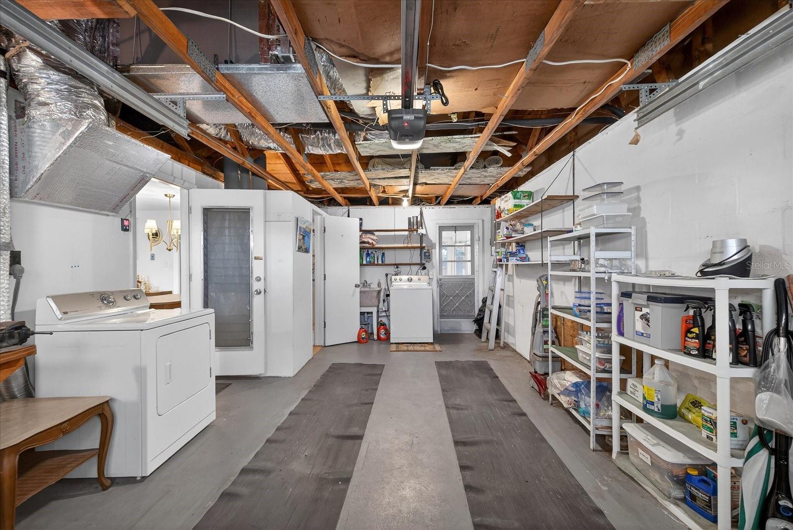 COLONIAL MANOR - Residential