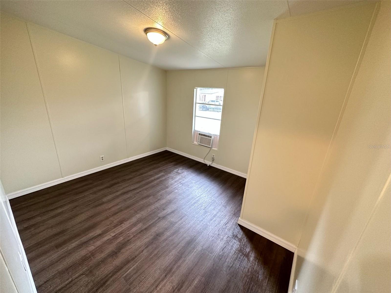 DELAND MOBILE HOMESITES UNREC 157 - Residential