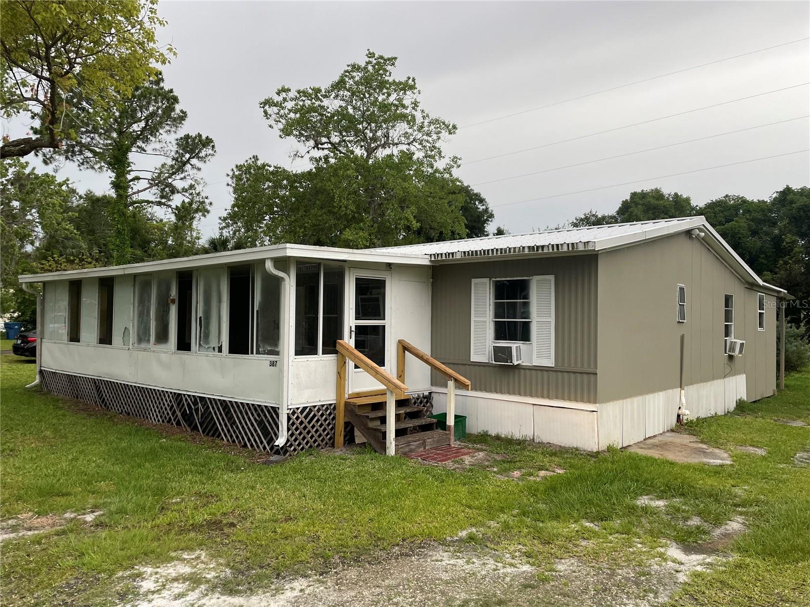 DELAND MOBILE HOMESITES UNREC 157 - Residential