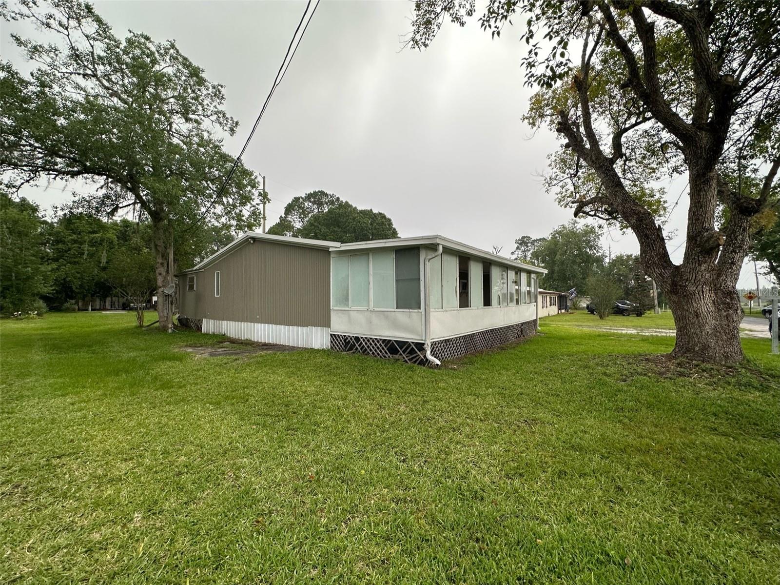 DELAND MOBILE HOMESITES UNREC 157 - Residential