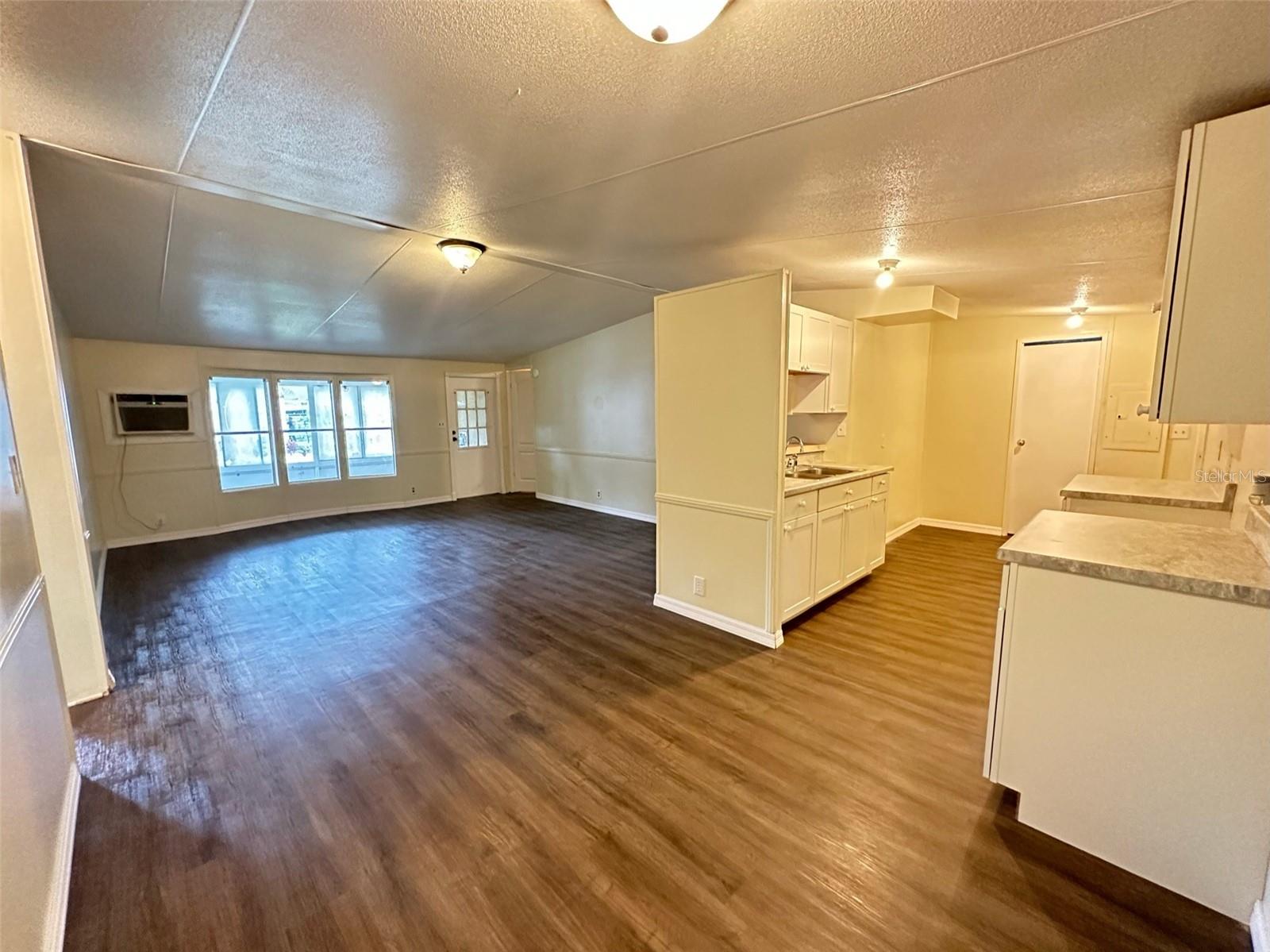 DELAND MOBILE HOMESITES UNREC 157 - Residential