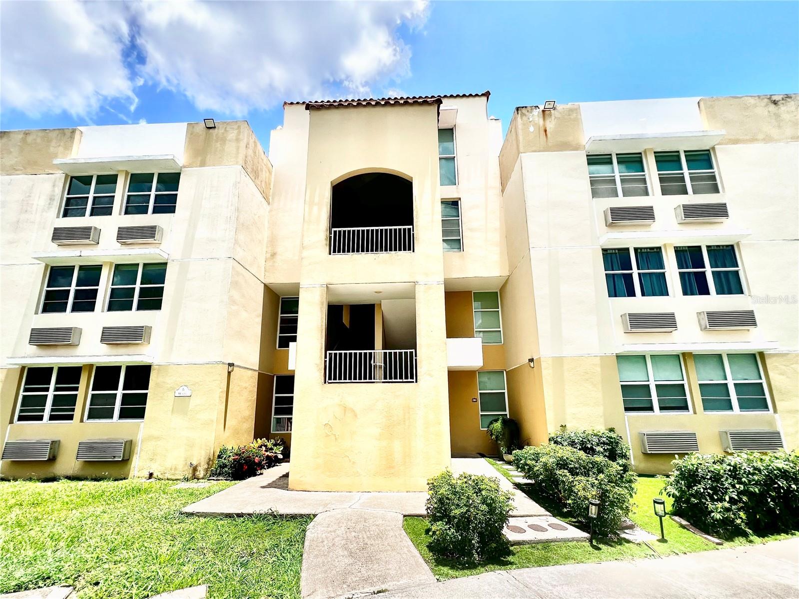 Penthouse for Rent in Gurabo, PR
Wake up to stunning mountain views in this spectacular penthouse for rent! Located in the beautiful and peaceful town of Gurabo, this spacious 3-bedroom, 2-bathroom unit offers the perfect blend of comfort and style.
The first floor features a bright and open layout, including kitchen, dining room, and living room. The perfect space for entertaining or enjoying a quiet night in.
Go upstairs to discover the true heart of this home: a large second-floor family room that opens up to a private, expansive outdoor terrace. Imagine enjoying your morning coffee or unwinding with a glass of wine while taking in the breathtaking mountain vistas.
This is more than just a place to live—it's a lifestyle. Conveniently located with easy access to the Chayanne Expressway (Expreso Chayanne), commuting has never been easier. Don't miss your chance to call this penthouse your new home!
Property Details:
* 3 Bedrooms
* 2 Bathrooms
* Kitchen
* Dining Room
* Living Room
* Second-floor Family Room
* Large Private Terrace
* Mountain Views
* Easy Access to Expreso Chayanne
For more information or to schedule a private showing, please contact us today!