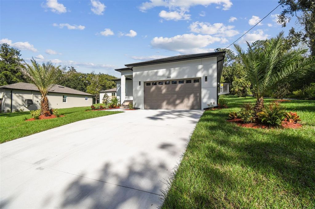 Photo of 310 N Lemon Avenue, Brooksville, FL 34601 (MLS # TB8438030)