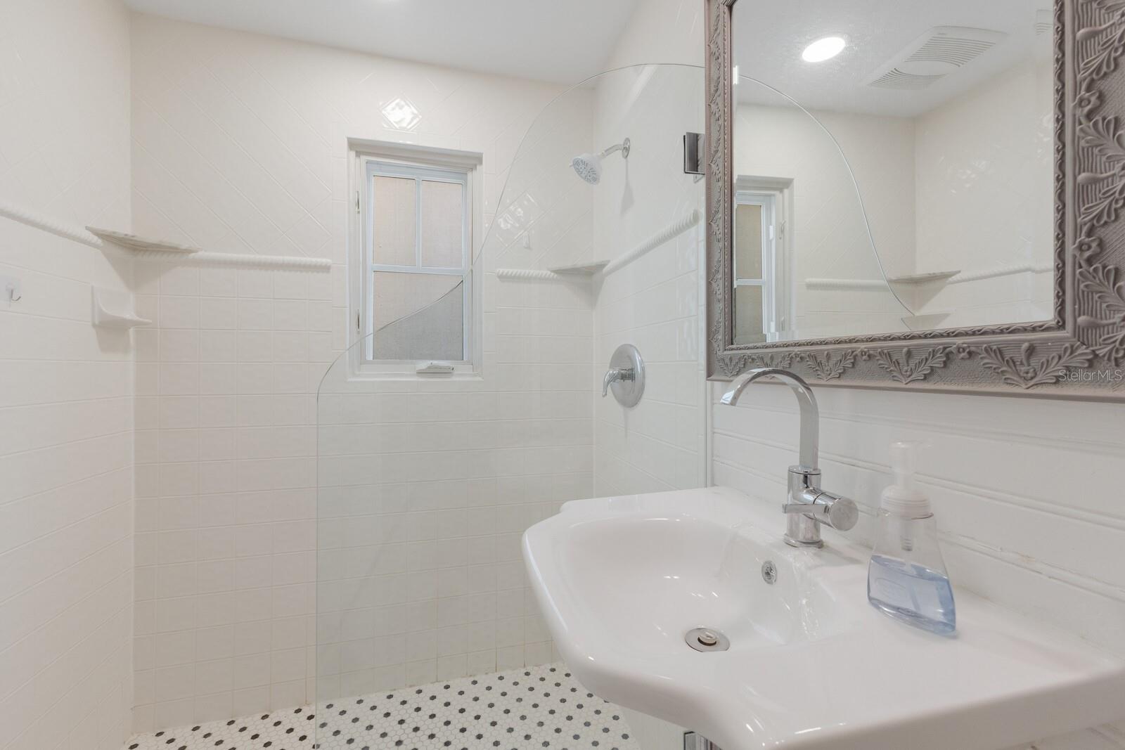 370 EAST RAILROAD - Residential