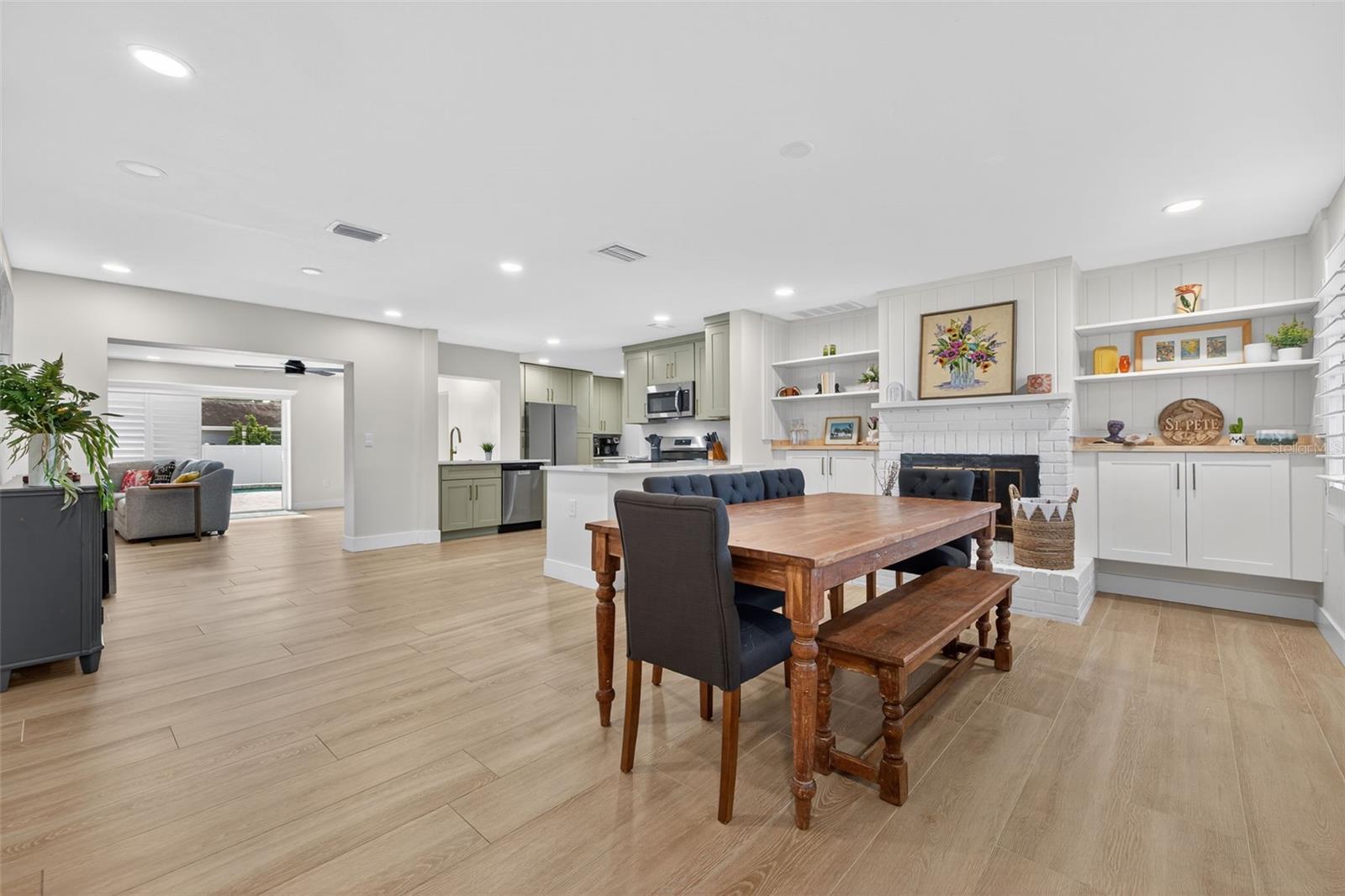 SUN-LIT SHORES - Residential