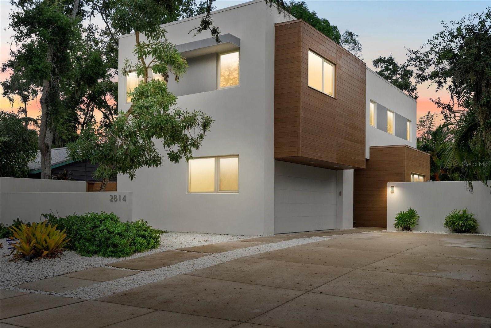 2814 W TAMIAMI CIRCLE