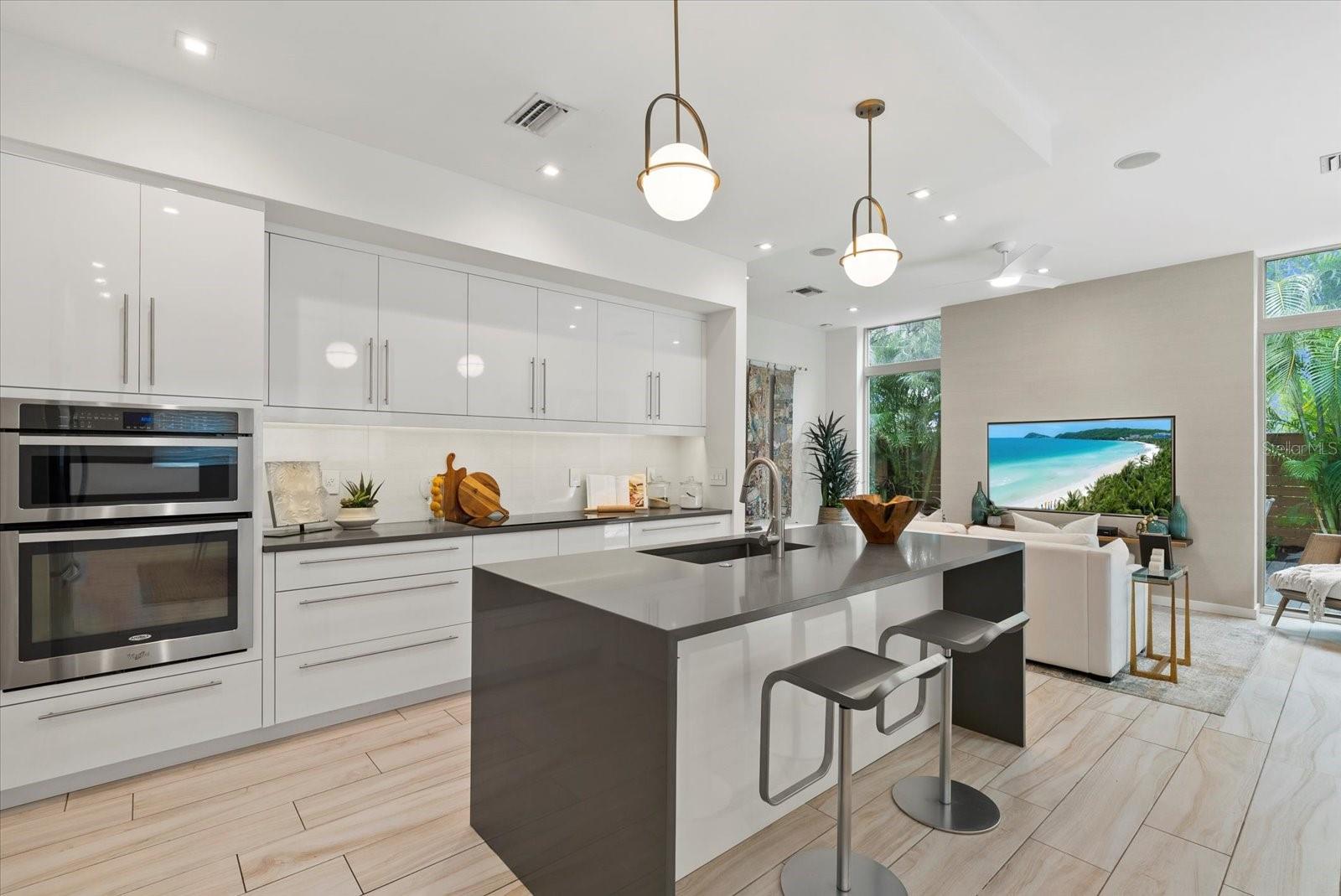 2814 W TAMIAMI CIRCLE