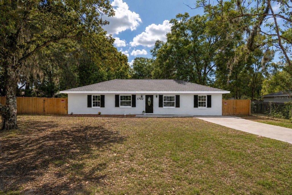 Photo of 1702 NW 27th Avenue, Ocala, FL 34475 (MLS # O6410444)