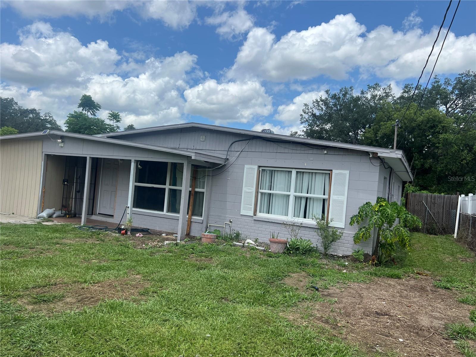 Great starter or first time Home! close to popular shops and main streets and highways.