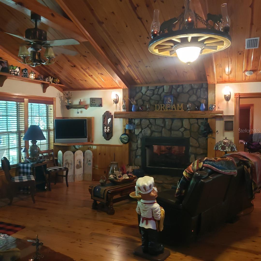 ICHETUCKNEE RIVER ESTATE - Residential