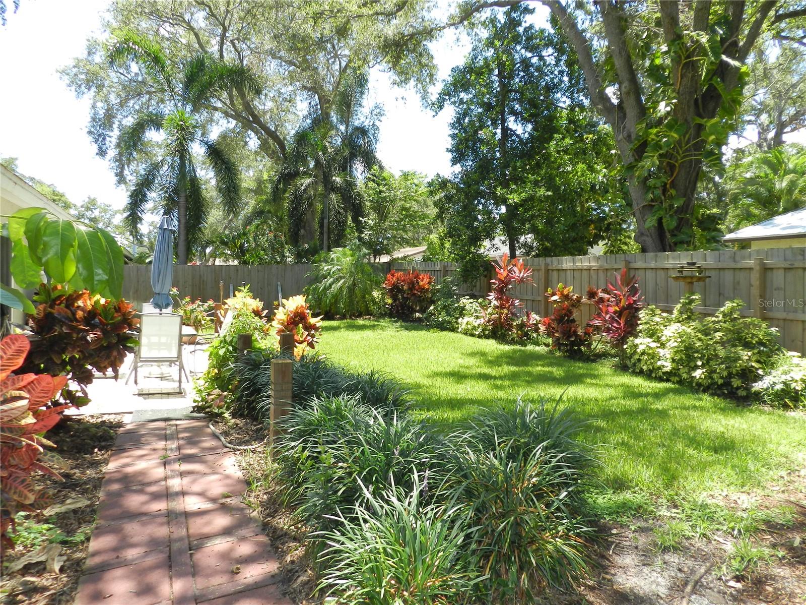 1212 ROSEWOOD STREET