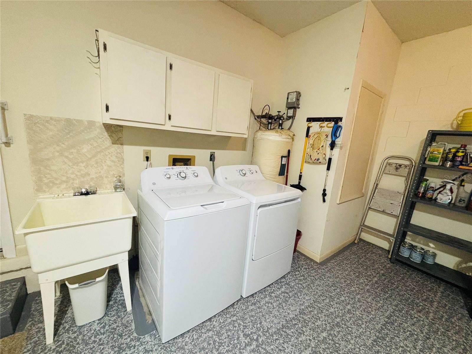 CIRCLE SQUARE WOODS - Residential Lease