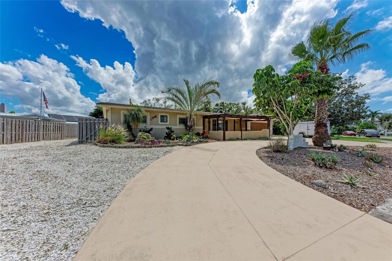 724 HILLCREST DRIVE