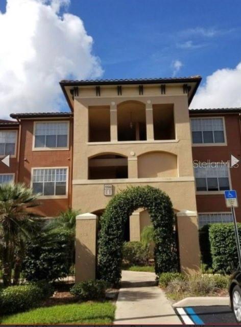 This 2b/2b condo, open floor plan, with natural light coming in through large living-room windows. With an ample walk-in closets in the Master Bedroom, a second bedroom for guess and two full baths, washer/dryer for convenience. Palms Club Resort Style Living Community, 24-hour guard-gated community. Enjoy the 3 pools in the Florida Sun, with a 24-hour fitness center, not to mention the sauna, and a bowling alley, to create family memories. Outdoor spaces include a dog park, barbecue area, tennis, volleyball, and racquetball courts. Near Universal Orlando Parks, and entertainment activities of International Drive, give yourself retail therapy at The Mall at Millenia. Make this your HOME!