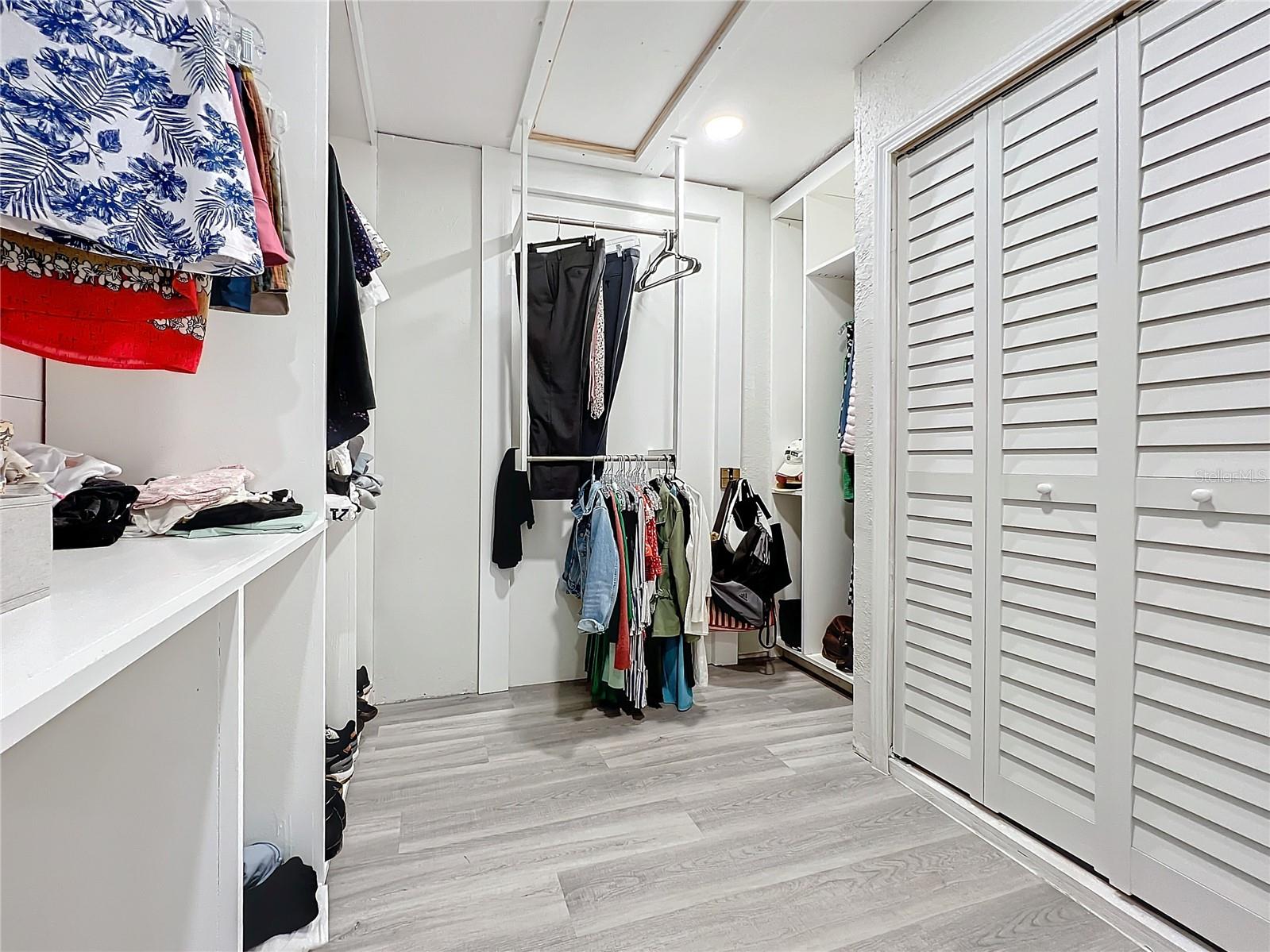 LAKE SARASOTA - Residential