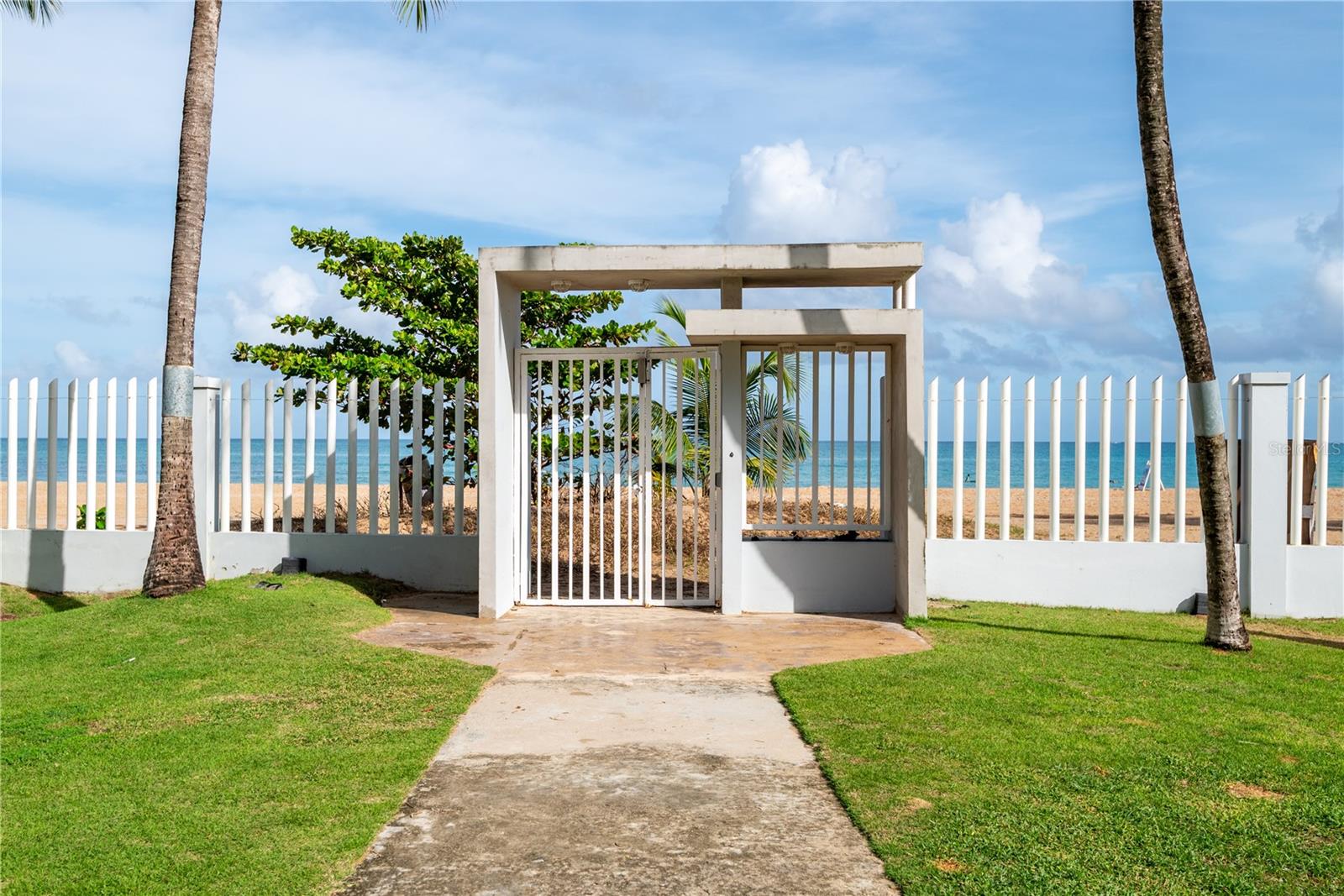 CONDO. PLAYA DORADA, CALLE HORIZONTE 303-B CAROLIN - Residential